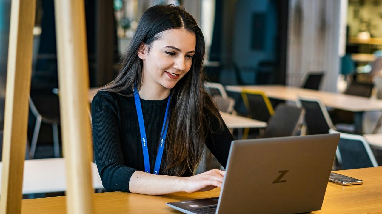 To słaby punkt pokolenia Z: są ekspertami w zakresie aplikacji, ale nie potrafią korzystać z „przestarzałej technologii”, źródło grafiki: Unsplash/SaiKrishna Saketh Yellapragada.