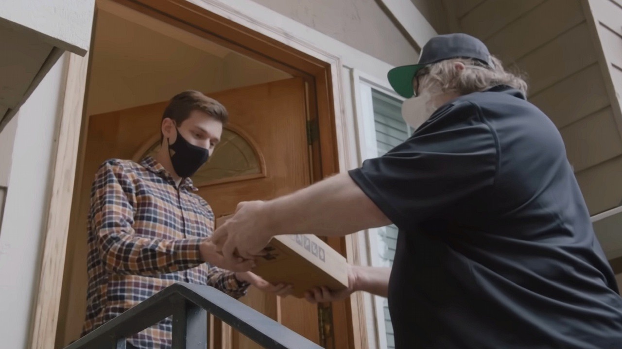 Lata temu Gabe Newell osobiście dostarczył graczom Steam Decka. Teraz fani zastanawiają się czy powtórzy to ze Steam Machine, źródło grafiki: Valve, YouTube.