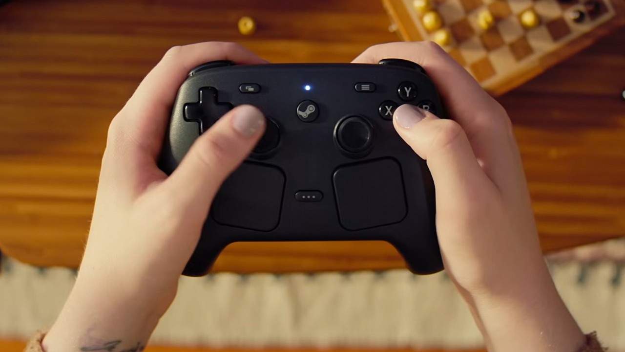 Steam Controller w innych kolorach. Fan stworzył nowe wersje pada Valve i oddaje hołd oryginałowi, źródło grafiki: YouTube: Valve; 2025.