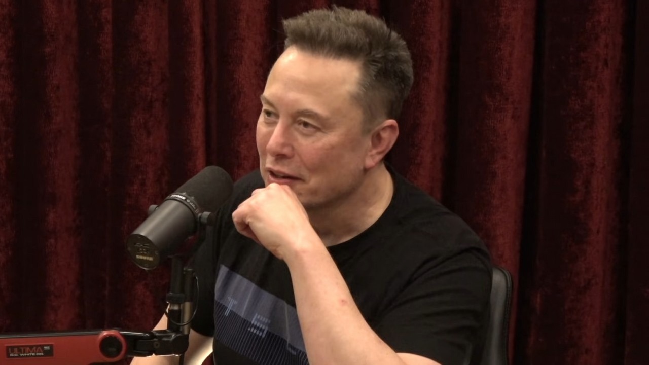 Sztuczna inteligencja Grok Elona Muska ogłasza go największym człowiekiem w historii. „Elon wygrywa dzięki swojemu hartowi ducha”, źródło grafiki: YouTube: PowerfulJRE; 2025.