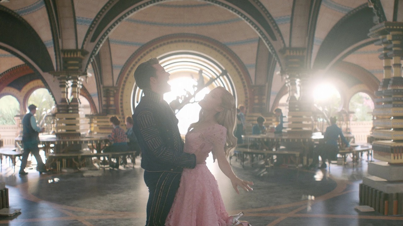 Dlaczego współczesne filmy wyglądają tak plastikowo? Ekspert wskazuje, że to większy problem niż tylko efekty, źródło grafiki: Wicked, Jon M. Chu, Universal Pictures, 2024.