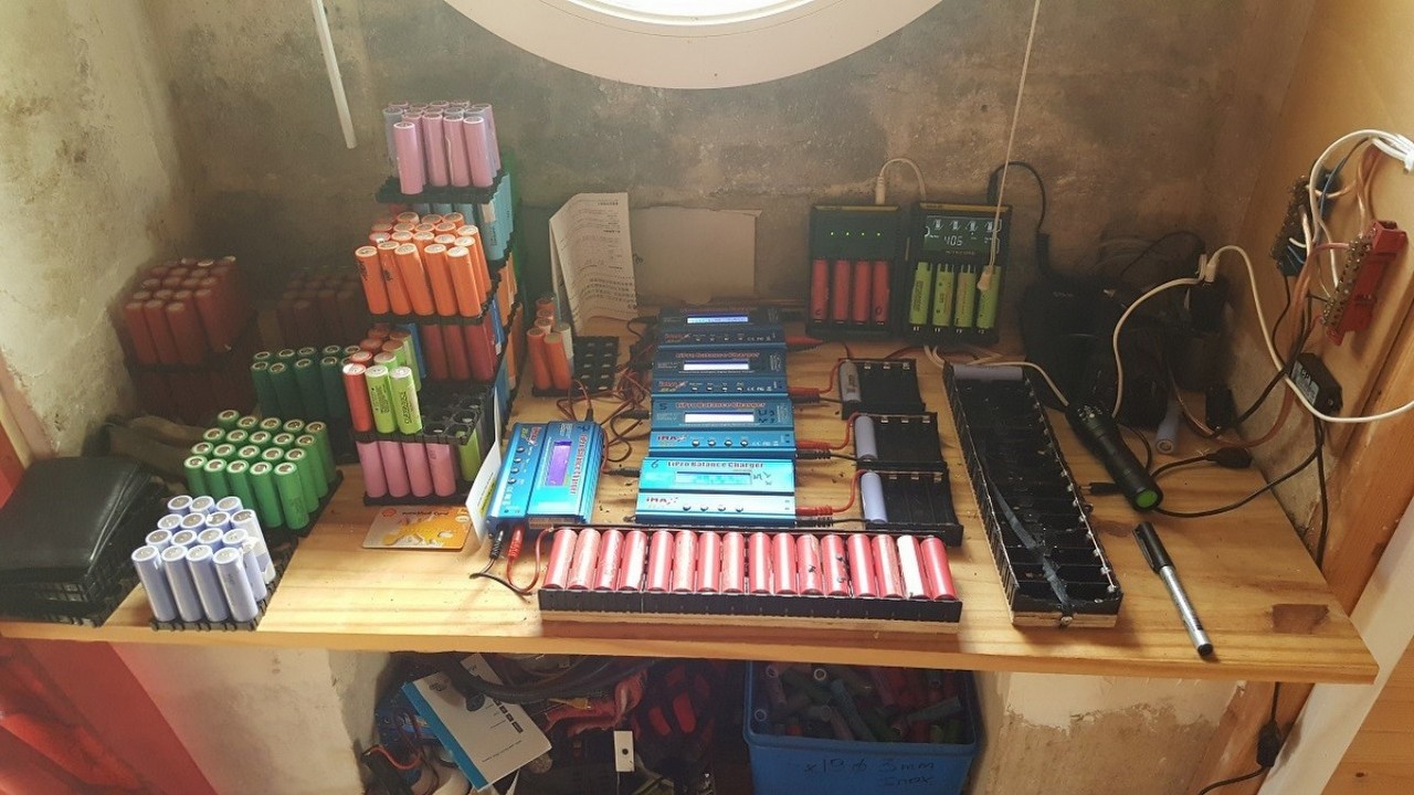 Mężczyzna od 8 lat zasila swój dom używając 1000 starych baterii od laptopów i nie miał żadnej awarii, źródło grafiki: Glubux; Second Life Storage.