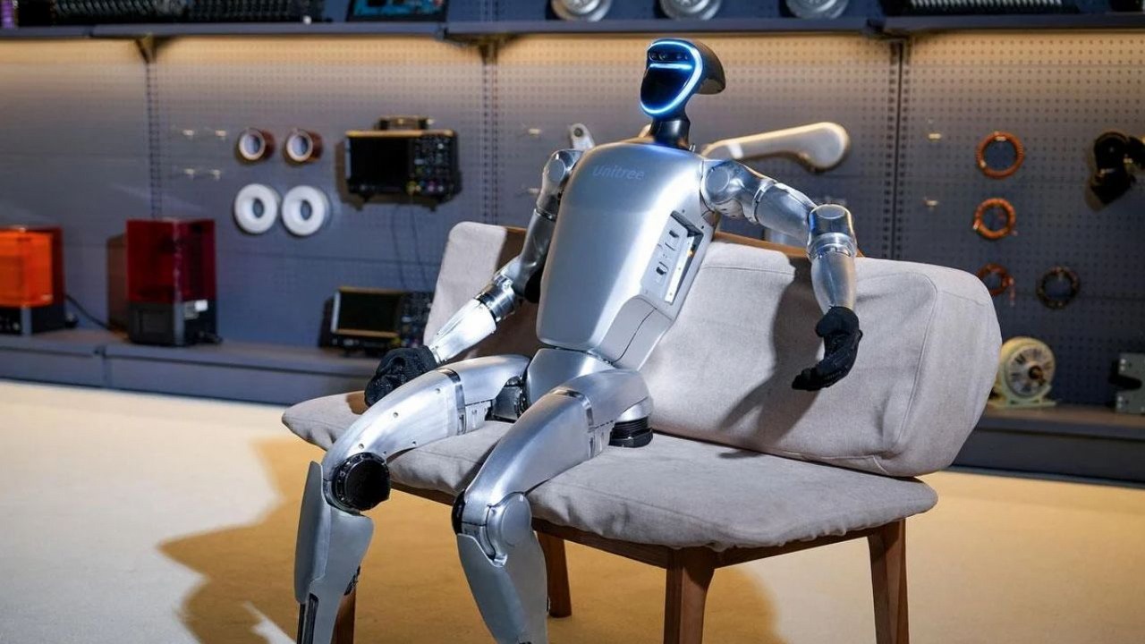 Humanoidalny robot za 115 000 złotych w polskim sklepie. Klienci pytają o jedno: „czy zbiera kupy psie z trawnika”, źródło grafiki: x-kom.