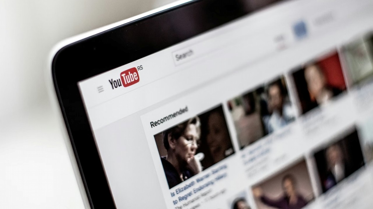 YouTube w końcu naprawi bałagan na stronie głównej. Nowa funkcja w testach, źródło grafiki: NordWood Themes; Unsplash.com; 2019.