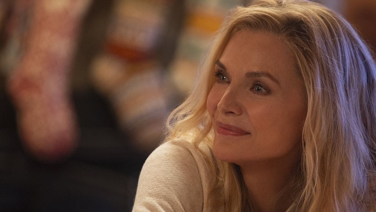 4 premiery na mocny początek grudnia w streamingu. W tym tygodniu nie przegap kontynuacji hitu sci-fi Netflixa i świątecznej nowość Prime Video z Michelle Pfeiffer, źródło grafiki: Co. Za. Radość., Michael Showalter, Netflix, 2025.