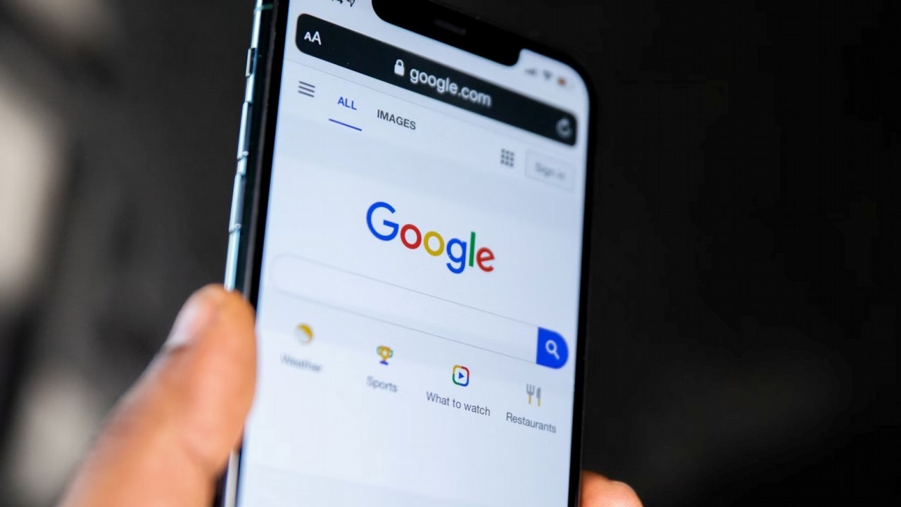 Podmienianie nagłówków artykułów przez AI bez wiedzy portali Google nazywa „małym eksperymentem”, źródło grafiki: Solen Feyissa; Unsplash.com; 2020.