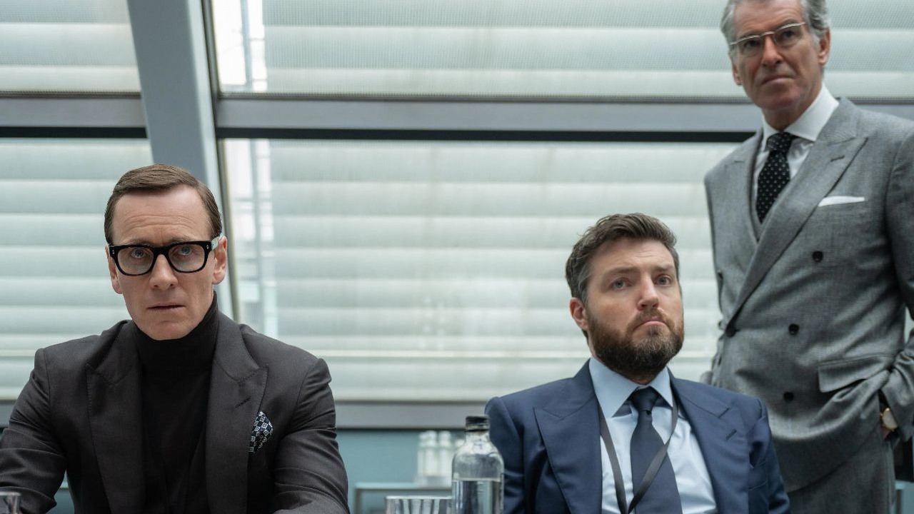 W ten weekend na SkyShowtime obejrzysz aż dwa thrillery. Nie przegap trzymającej w napięciu szpiegowskiej nowości z Fassbenderem i pełnego akcji sci-fi z Hollanderem, źródło grafiki: Szpiedzy, Steven Soderbergh, United International Pictures, 2025.