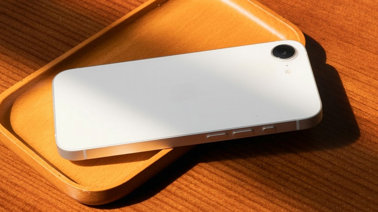 Według przecieków, iPhone 17e trafi do sklepów w ograniczonej liczbie zaledwie kilku milionów sztuk, źródło grafiki: Thai Nguyen; Unsplash.com; 2025.