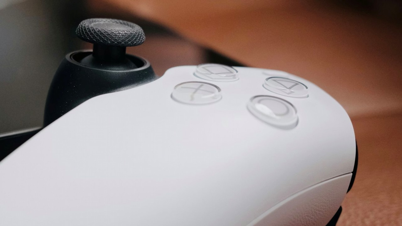 Działania Sony zdradzają powstawanie handhelda PS6. Firmie zależy na wprowadzaniu oszczędzania energii w grach PS5, źródło grafiki: Tu Trinh; Unsplash.com; 2025.