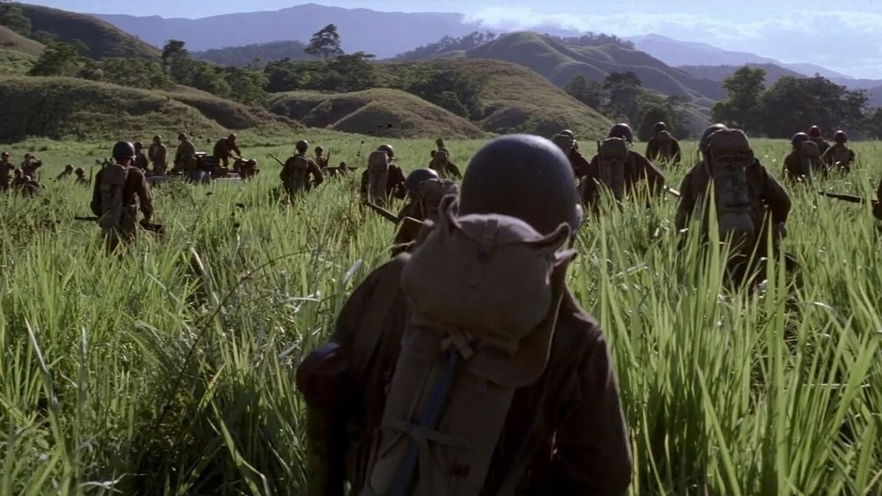 Od dziś na HBO Max obejrzysz arcydzieło kina wojennego. Nie przegap widowiska z Seanem Pennem i Adrienem Brodym, źródło grafiki: Cienka czerwona linia, Terrence Malick, 1999.