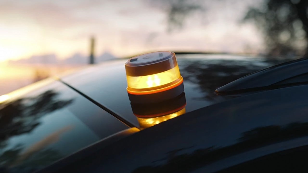 V16 miały zastąpić trójkąt i zmniejszyć ryzyko. Ostatecznie okazało się, że mogą je również stwarzać, źródło grafiki: YouTube: OSRAM Automotive; 2025.