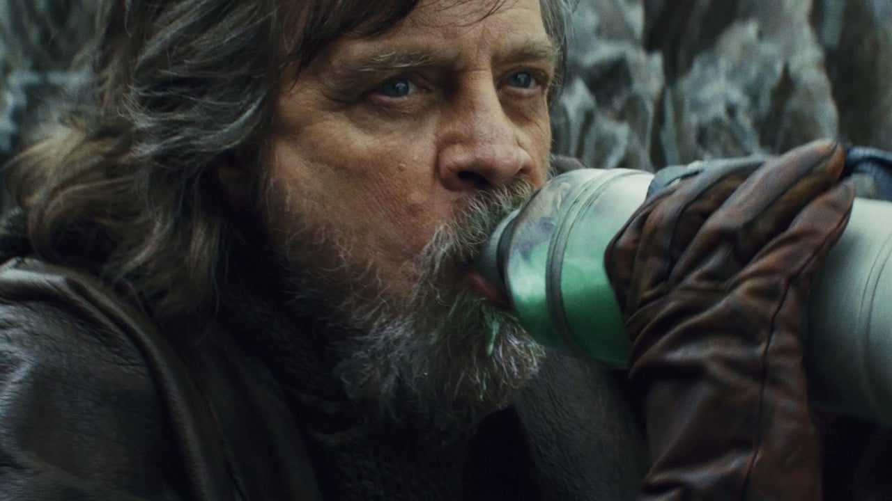 Fakt, że Luke w Gwiezdnych wojnach stał się pustelnikiem, wydał się wielu fanom dziwny - istnieje jednak wyjaśnienie, o którym film milczy, źródło grafiki: Gwiezdne wojny: Ostatni Jedi, Rian Johnson, Lucasfilm Ltd., 2017.