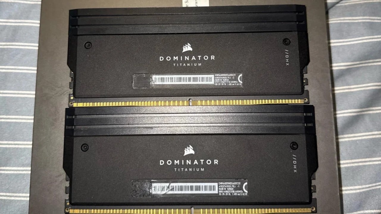 Gracz kupuje pamięć RAM za ponad 1600 zł, otrzymuje kopię, która wygląda jak oryginał, ale świeci się kolorowymi światłami i jest warta tylko ułamek ceny oryginału, źródło grafiki: u/Just_Independent_710; Reddit.