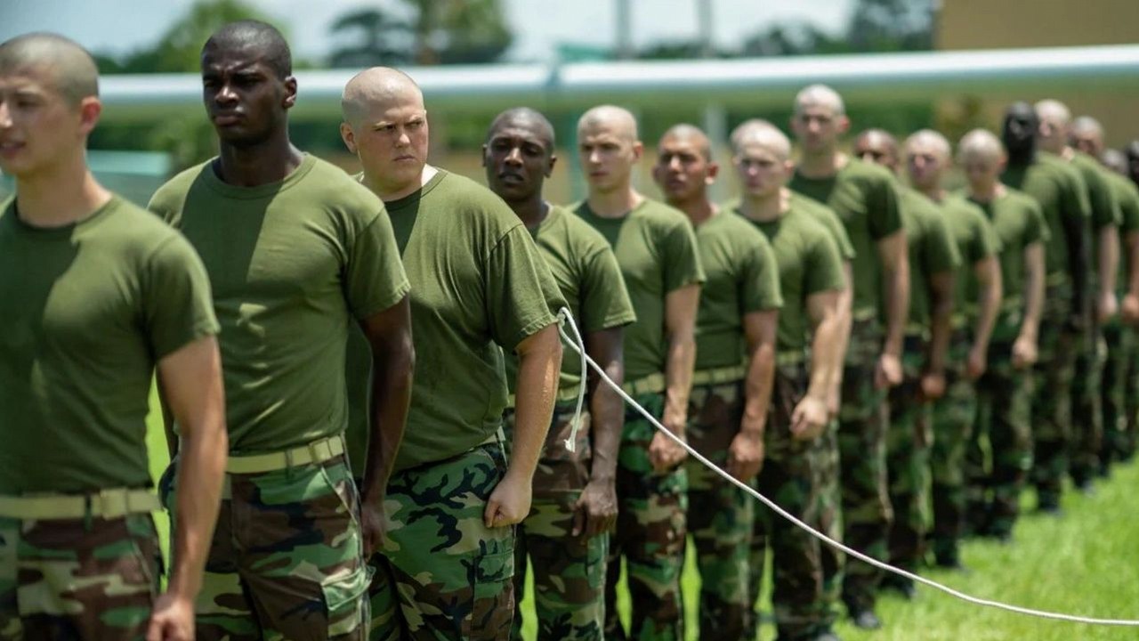 Ponad 9 mln wyświetleń w tygodniu premiery i 4 tygodnie z rzędu w top 10, ale Netflix zdecydował się skasować jeden ze swoich najlepszych seriali 2025 roku, źródło grafiki: Boots, Andy Parker, Netflix, 2025.