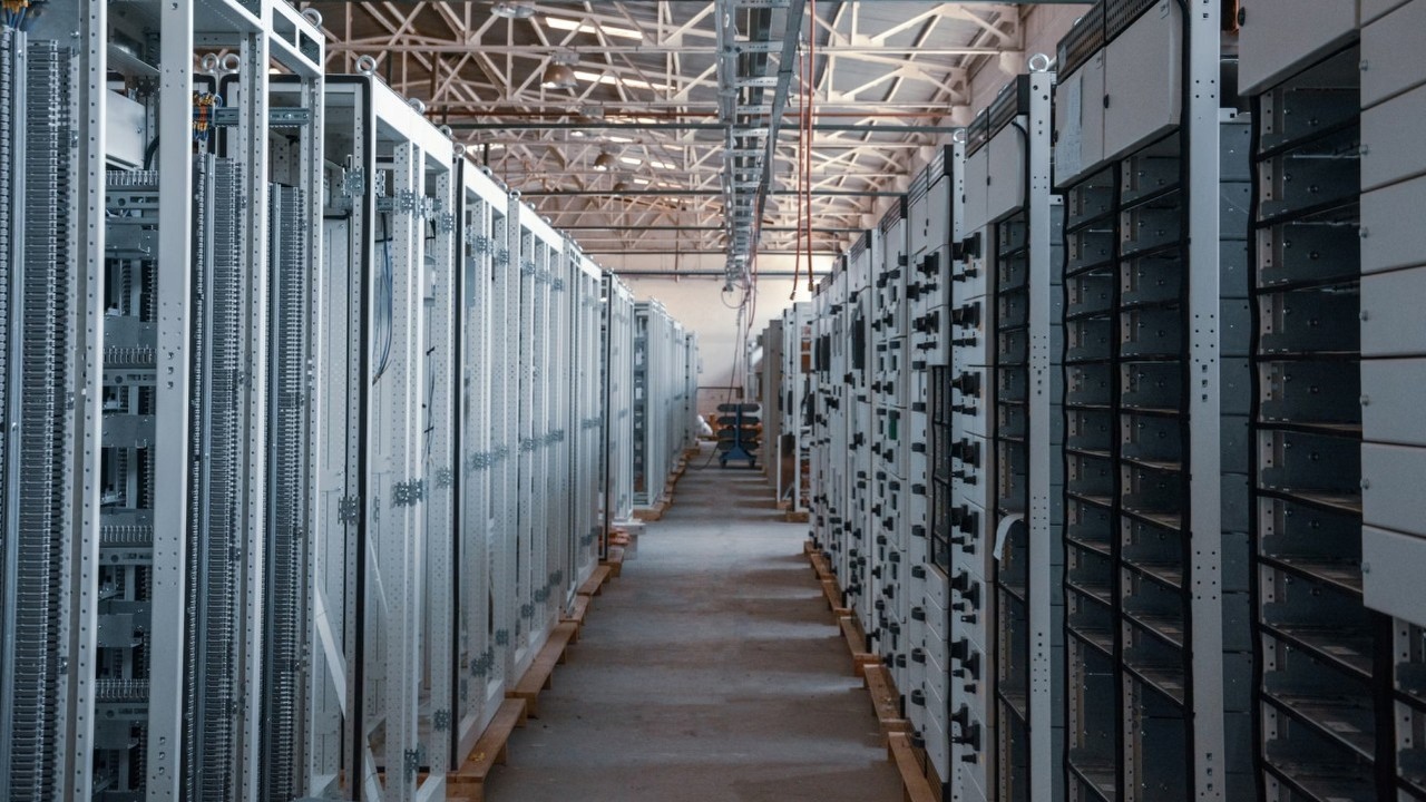 Finlandia wykracza poza energię słoneczną i wiatrową. Internet generuje wystarczającą ilość energii, aby zasilić miasta liczące łącznie 100 000 mieszkańców, źródło grafiki: Ismail Enes Ayhan; Unsplash.com; 2020.