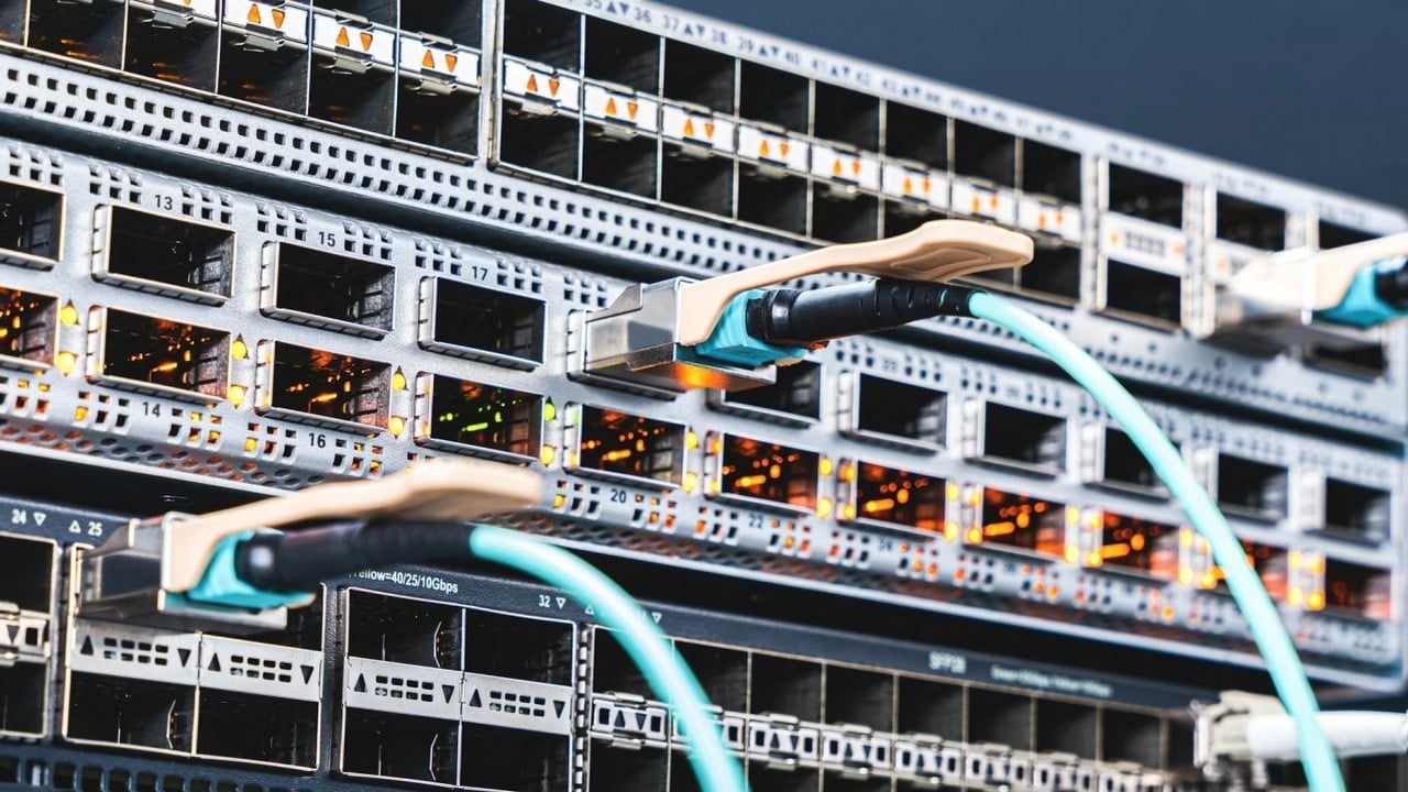 Centra danych są stawiane gdzie popadnie; prawie 7 000 zbudowano w zbyt gorącym klimacie, źródło grafiki: Lightsaber Collection; Unsplash.com; 2023.