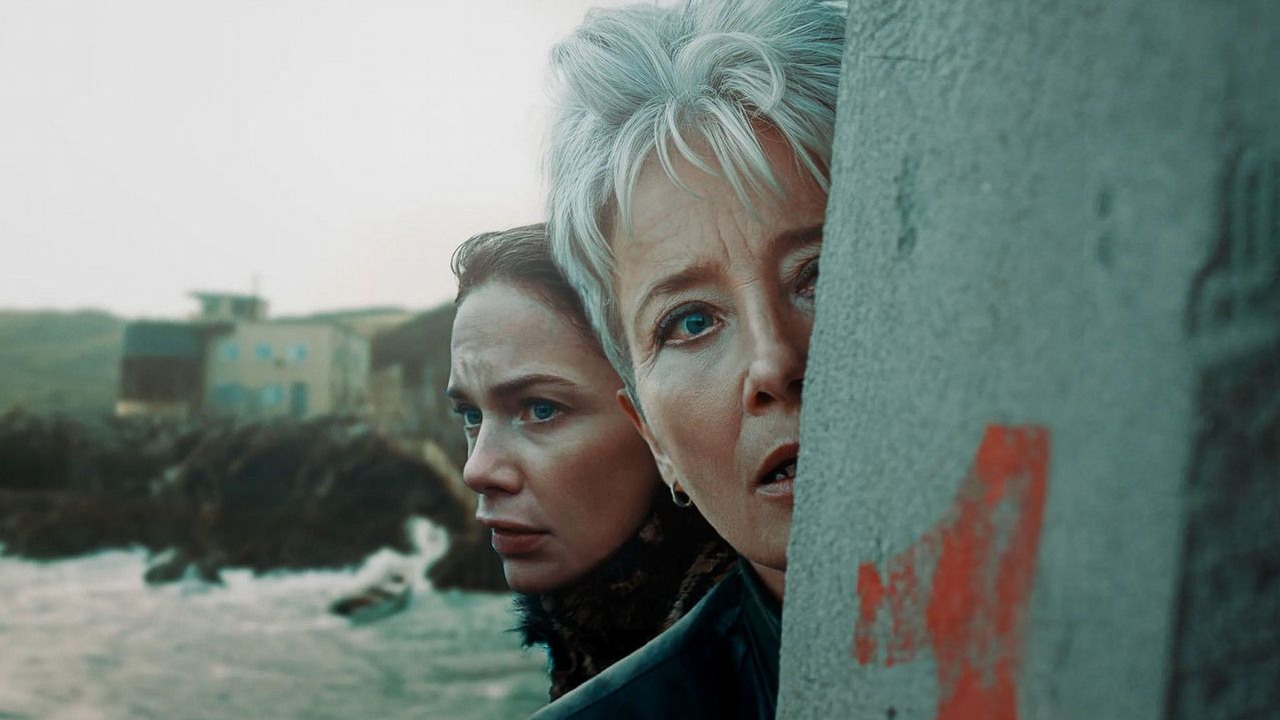 Jeden z najlepszych thrillerów roku Apple TV dostanie 2. sezon. W kontynuacji hitu zrobi się jeszcze bardziej niebezpiecznie, źródło grafiki: Droga do prawdy, Morwenna Banks, Apple TV, 2025.