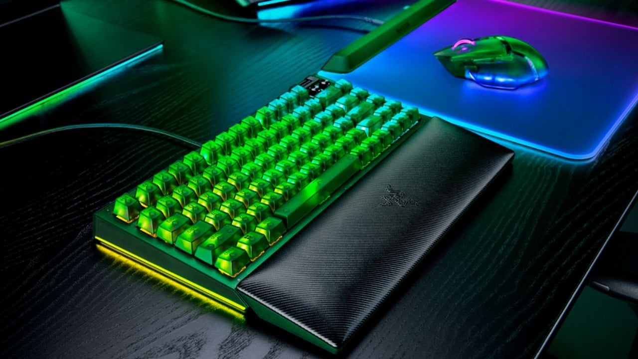 Klawiatura zachwyca, myszka waży swoje, a podkładka świeci jak szalona. Razer zaszalał z serią Phantom Green, źródło grafiki: Razer..
