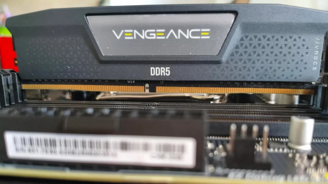 Ktoś podmienił RAM jeszcze w magazynie; gracz kupił pamięć DDR5, a dostał zamaskowaną DDR4, źródło grafiki: u/Leading-Growth-8361; Reddit.