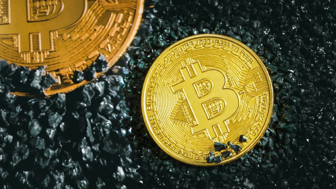 Wojskowy, który zezwolił na zainstalowanie komputera do wydobywania kryptowalut w bazie wojskowej, został skazany, źródło grafiki: Traxer; Unsplash.com; 2022.