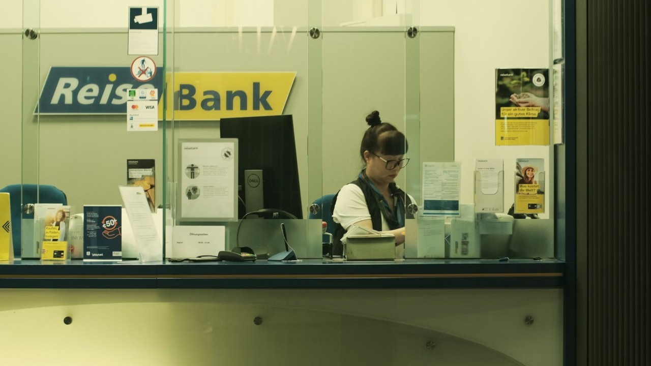 Europejskie banki planują zwolnić 10% pracowników z powodu AI i postępującej digitalizacji usług, źródło grafiki: Hudson Graves; Unsplash.com; 2022.