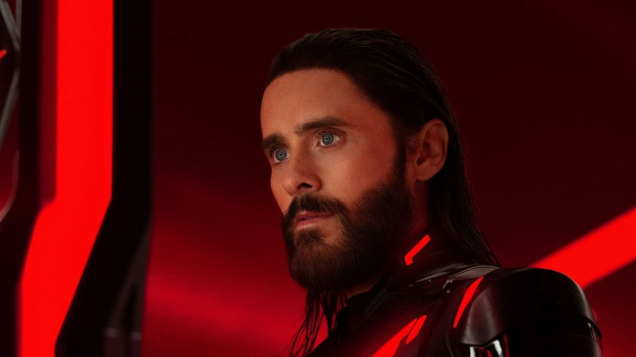 W tym tygodniu na HBO Max powrót wielkiego medycznego hitu, a za 2 dni na Disney+ premiera jednego z najgłośniejszych sci-fi ubiegłego roku, źródło grafiki: Tron: Ares, Joaquim Ronning, Disney, 2025.