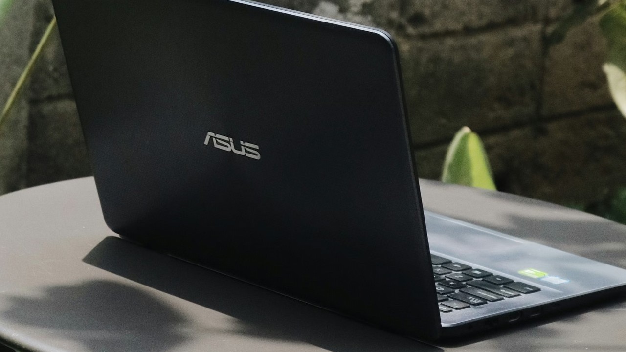 Od dzisiaj ASUS podnosi ceny, ale podwyżek jeszcze nie widać. Podrożeć ma „część” sprzętu producenta, źródło grafiki: Daffa Lorenza; Unsplash.com; 2021.