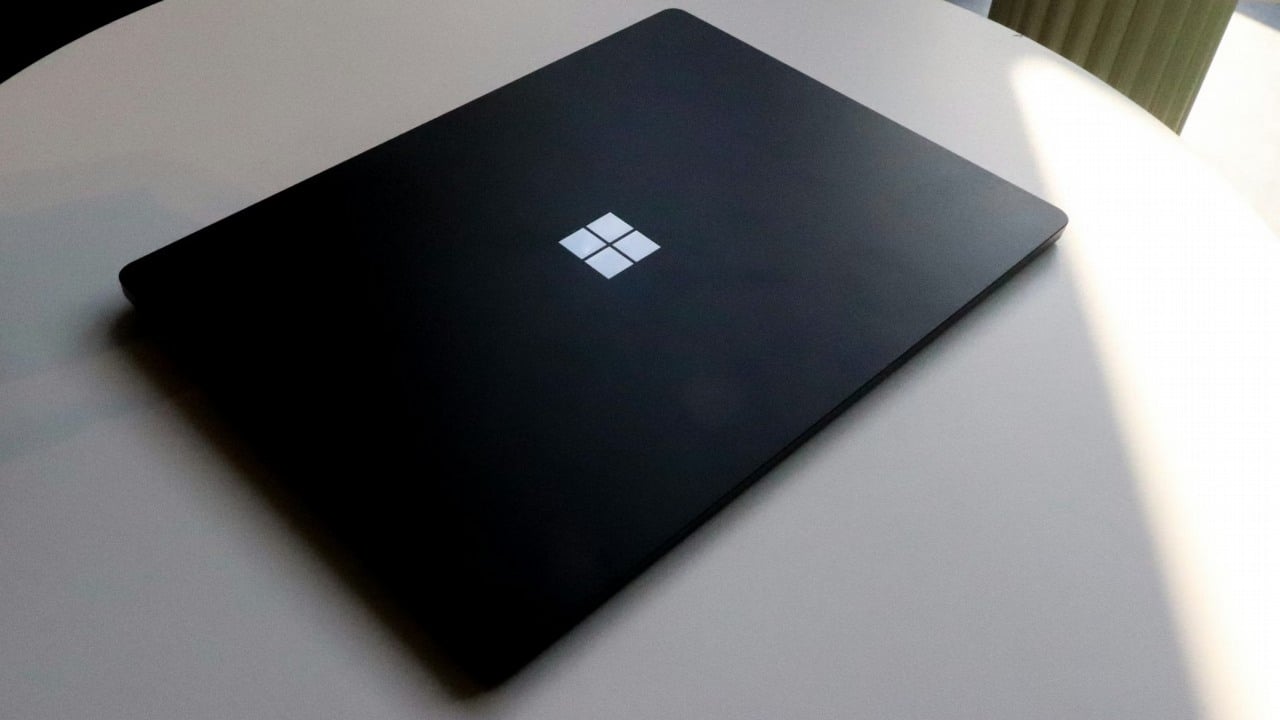 Użytkownik komputera chce skonfigurować system Windows 11, gdy pojawia się asystent AI i podaje wskazówki, które są nieaktualne od czasów systemu Windows Vista, źródło grafiki: Christopher Lee; Unsplash.com; 2022.