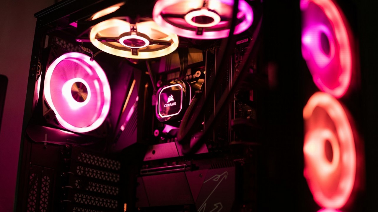 Popyt na pamięć RAM przekracza zdolności producentów, a na listę podwyżek mogą trafić chłodzenie i zasilacze, źródło grafiki: Alex Diffor; Unsplash.com; 2021.