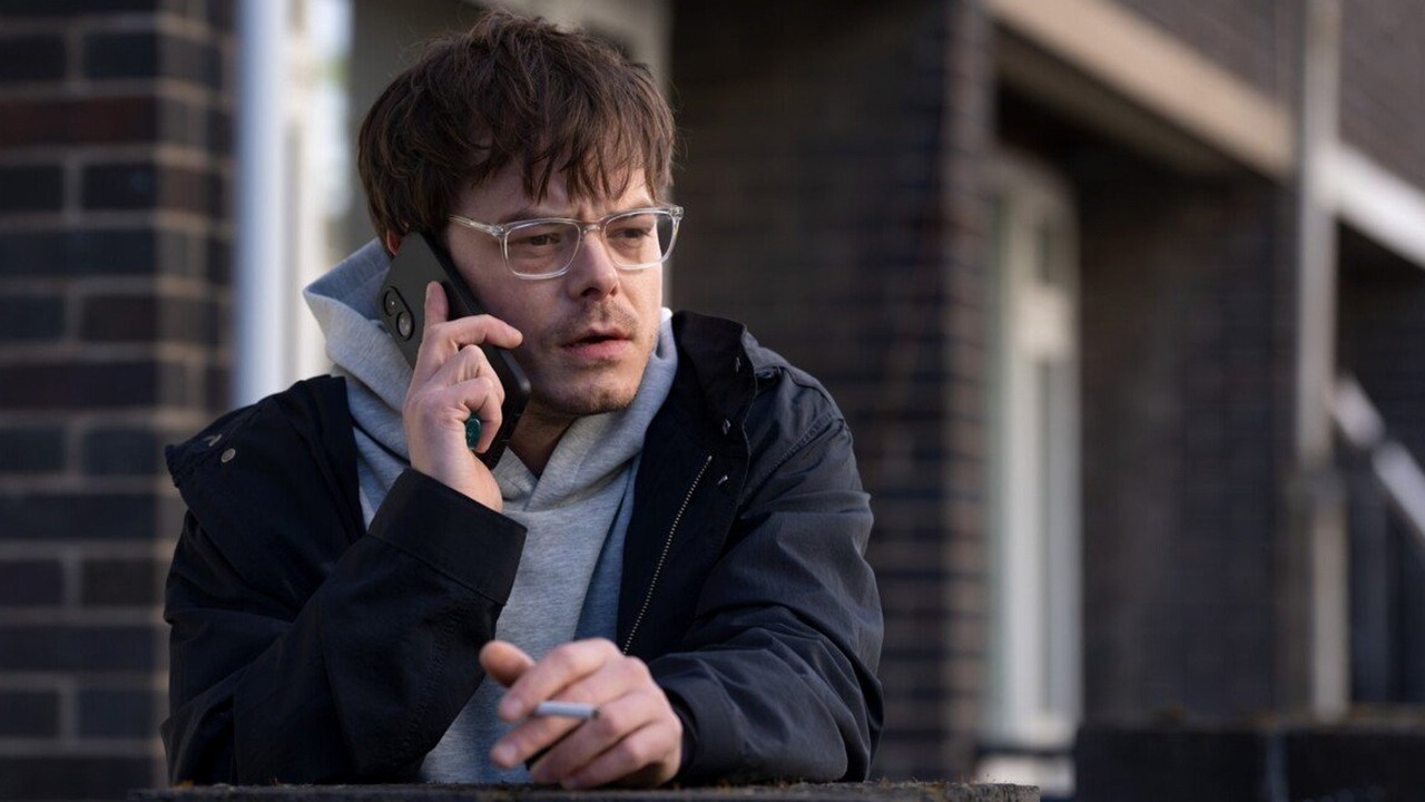 Zaledwie kilkanaście dni po zakończeniu Stranger Things Charlie Heaton, czyli Jonathan, powrócił w nowym serialu, źródło grafiki: Branża, Mickey Down i Konrad Kay, HBO, 2020.