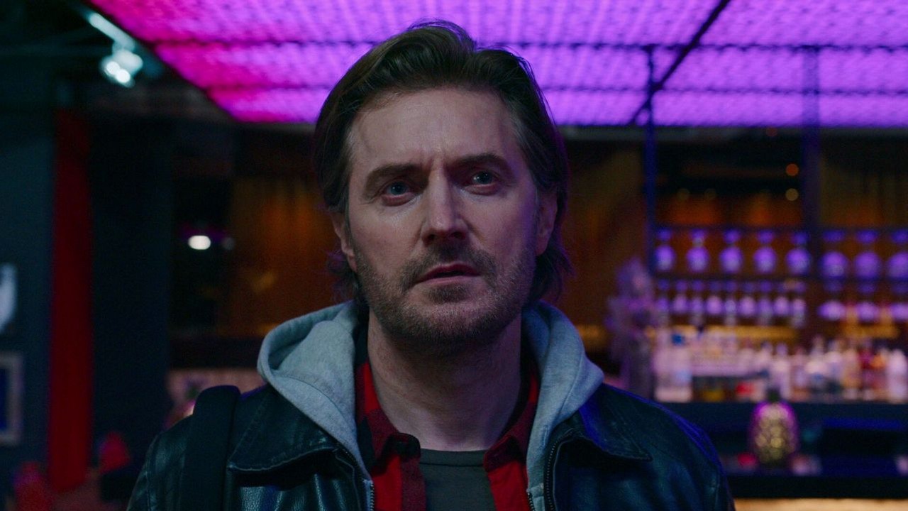 8-odcinkowy thriller Netflixa o mrocznych sekretach po 4 latach znów jest w top 10. To zasługa sukcesu innego kryminału, źródło grafiki: Stay Close, Harlan Coben, Netflix, 2021.