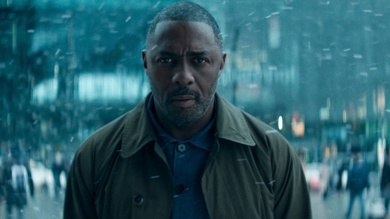 Thriller z Idrisem Elbą powrócił i już dzień po premierze podbija Apple TV. W pierwszym odcinku kontynuacji pojawił się polski akcent, źródło grafiki: Porwanie, George Kay, Apple TV, 2026.