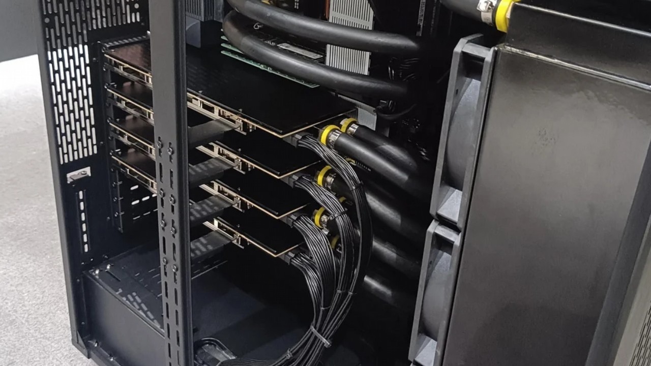 Bogaty Klient kupił komputer z 4 kartami graficznymi i 96 GB pamięci VRAM za prawie 58 000 zł. Ma pewnie więcej pamięci wideo niż pamięci RAM, źródło grafiki: u/Zestyclose-Salad-290; Reddit.