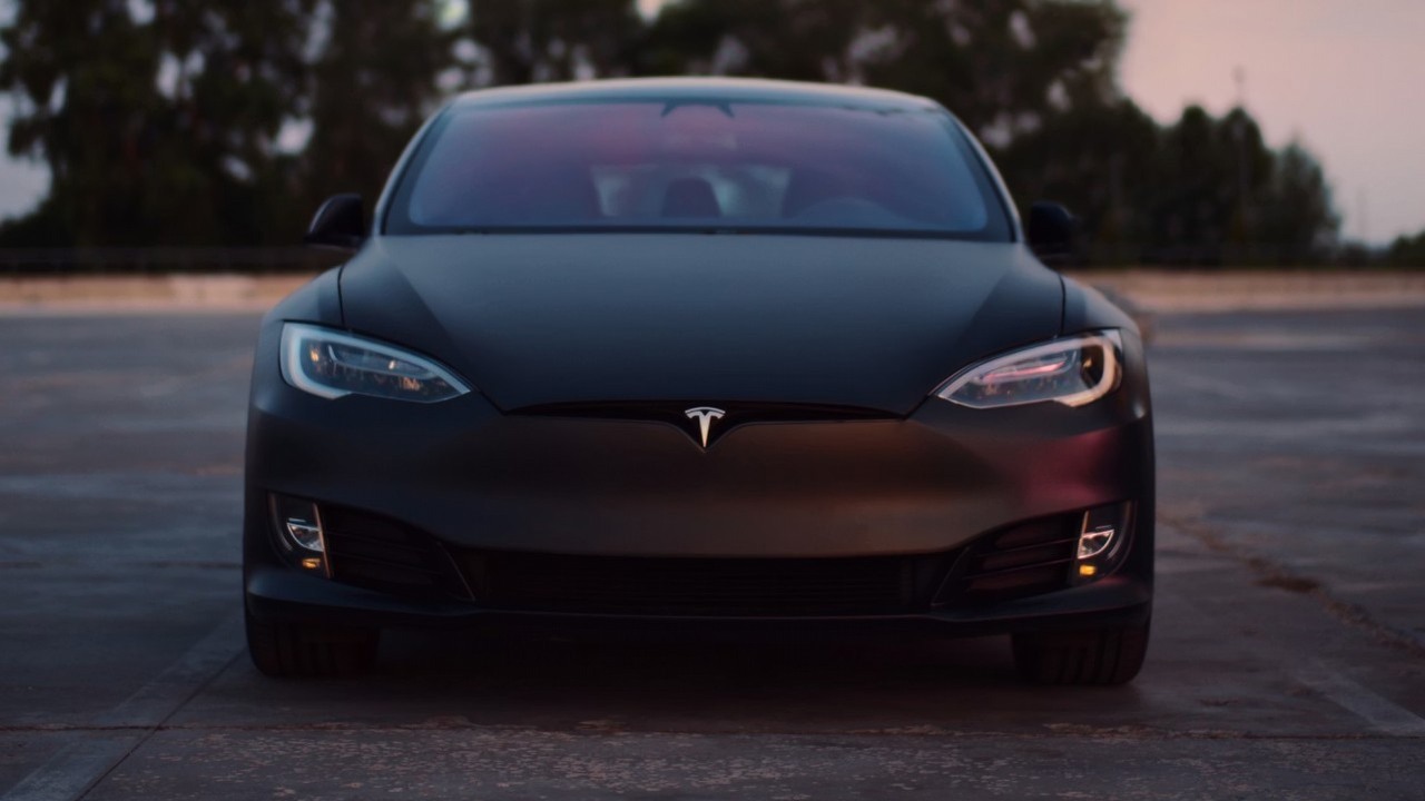Elon Musk zapowiedział koniec dożywotniej licencji na istotną funkcją w Teslach. Teraz będzie wyłącznie subskrypcja, źródło grafiki: Dmitry Novikov; Unsplash.com; 2021.