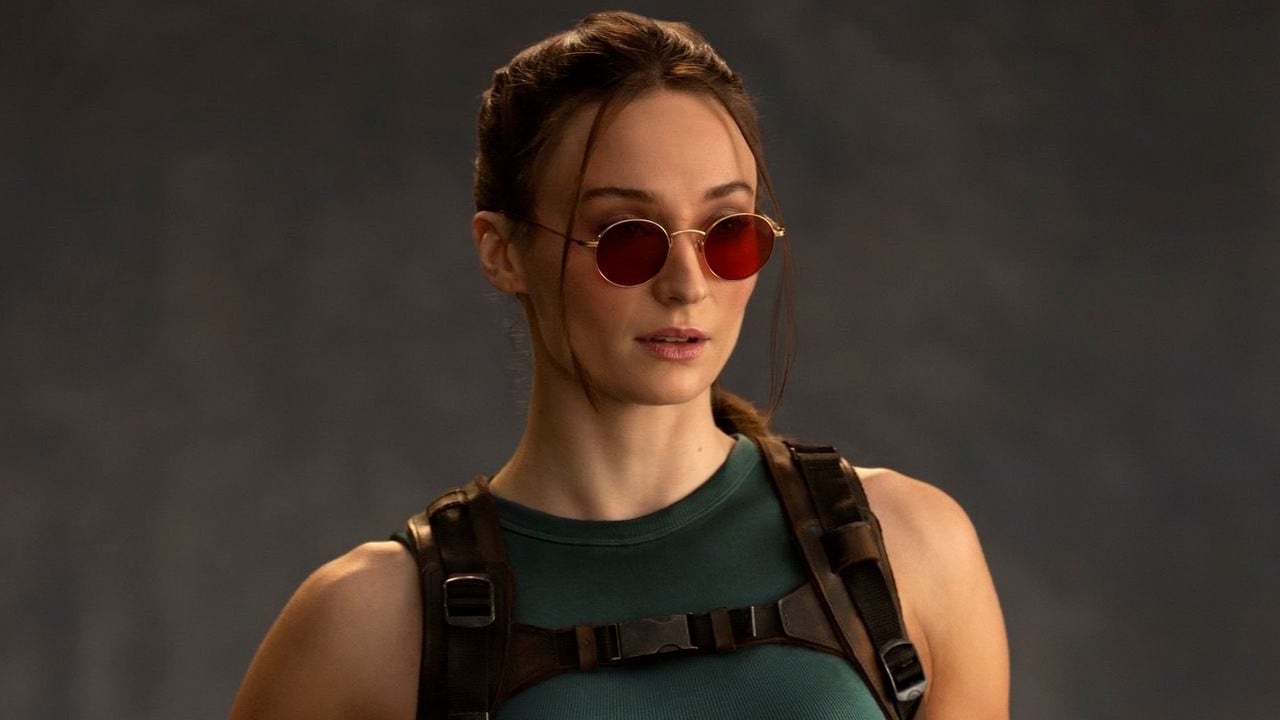 Lara Croft na pierwszym zdjęciu z serialu Tomb Raider od Amazona. Gwiazda Gry o tron, Sophie Turner, wygląda niemal idealnie, ale nie wszyscy są do niej przekonani, źródło grafiki: Amazon MGM Studios.