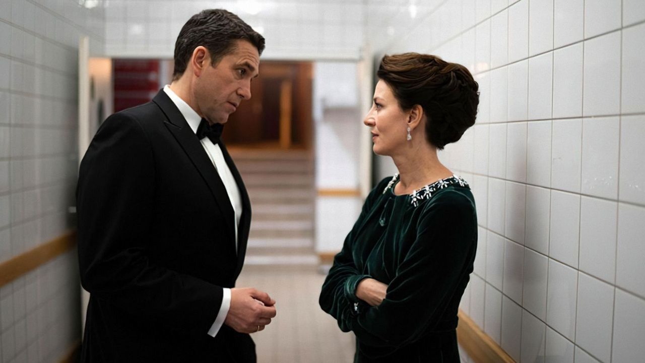 Polska trylogia podbija HBO Max. Polacy na potęgę oglądają widowiska z Marcinem Dorocińskim i Mają Ostaszewską, źródło grafiki: Teściowie, Kuba Michalczuk, Akson Studio, 2021.