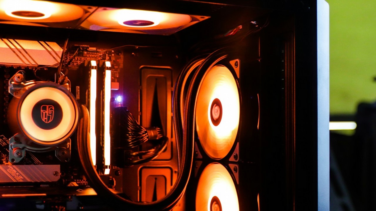 To tylko chłodzenie powietrzem z dodatkowymi krokami”. Pecetowcy wciąż spierają się która metoda chłodzenia procesora jest lepsza, źródło grafiki: Abdullah Abid; Unsplash.com; 2022.