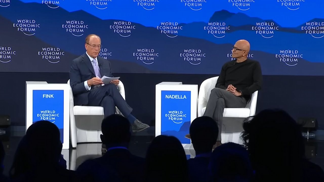 CEO Microsoftu ostrzega: AI musi przynosić realną wartość, inaczej stracimy społeczną zgodę na marnowanie energii, źródło grafiki: YouTube/World Economic Forum.