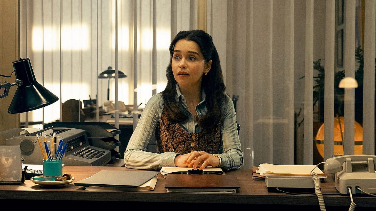 W tym tygodniu SkyShowtime wymiata konkurencję. 2 mocne premiery z gwiazdami Gry o tron: Emilia Clarke jako agentka CIA i Matt Smith w roli nietuzinkowego ojca, źródło grafiki: Ponies, Susanna Fogel, Peacock, 2026.