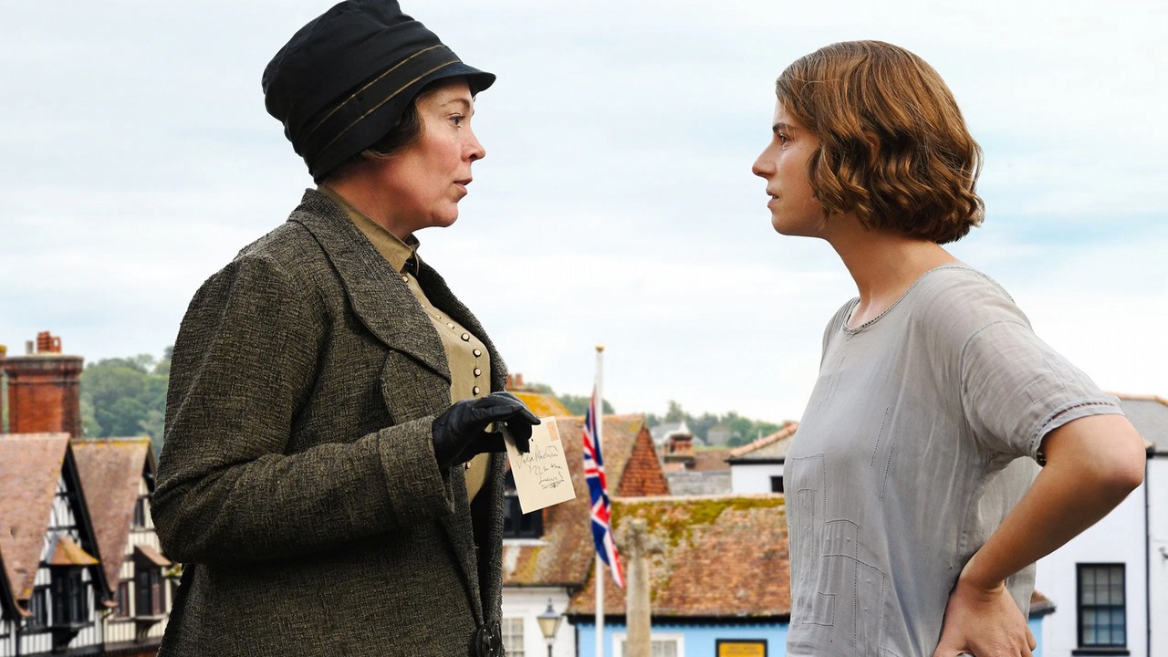 Nowość na Netflixie to oparta na prawdziwej historii, idealna na wieczór komedia kryminalna, którą poleca 92% widzów na Rotten Tomatoes, źródło grafiki: Wredne liściki, Thea Sharrock, StudioCanal, 2023.