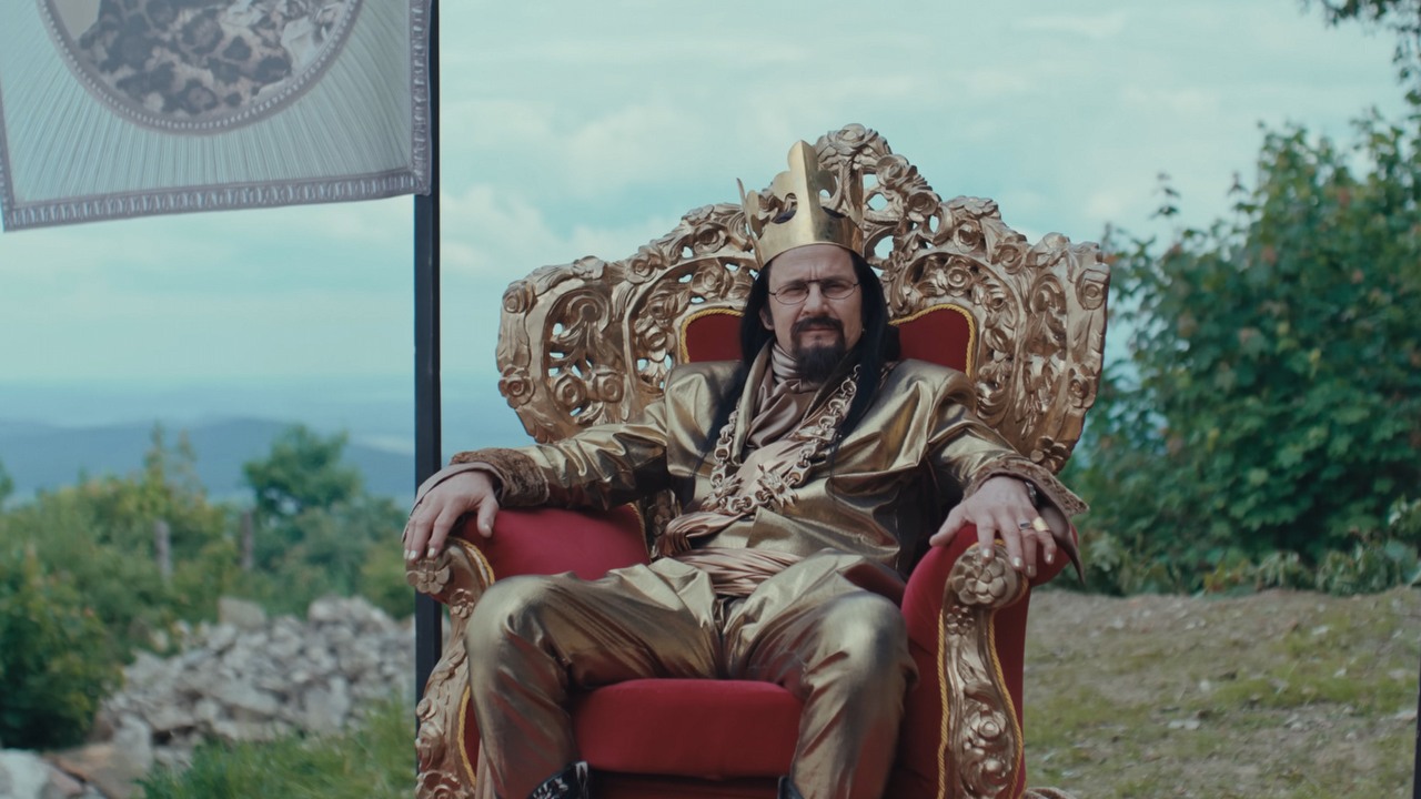 Za tydzień w streamingu polska komedia od reżysera 1670, w której Bartłomiej Topa i inne gwiazdy hitu Netflixa ponownie łączą siły, źródło grafiki: LARP. Miłość, trolle i inne questy, Kordian Kądziela, TFP, 2025.