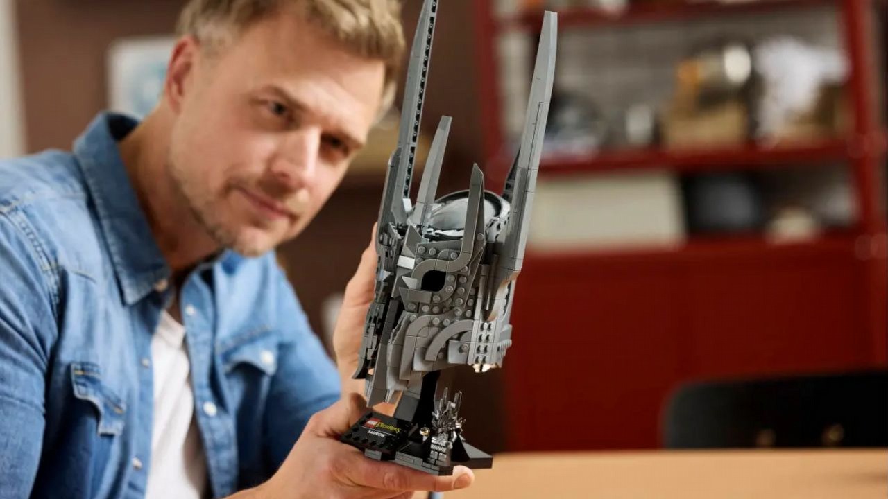 Nowy zestaw LEGO z Władcy Pierścieni spodoba się fanom Saurona. Hełm wygląda na wyciągnięty wprost z filmu, źródło grafiki: The Lego Group.