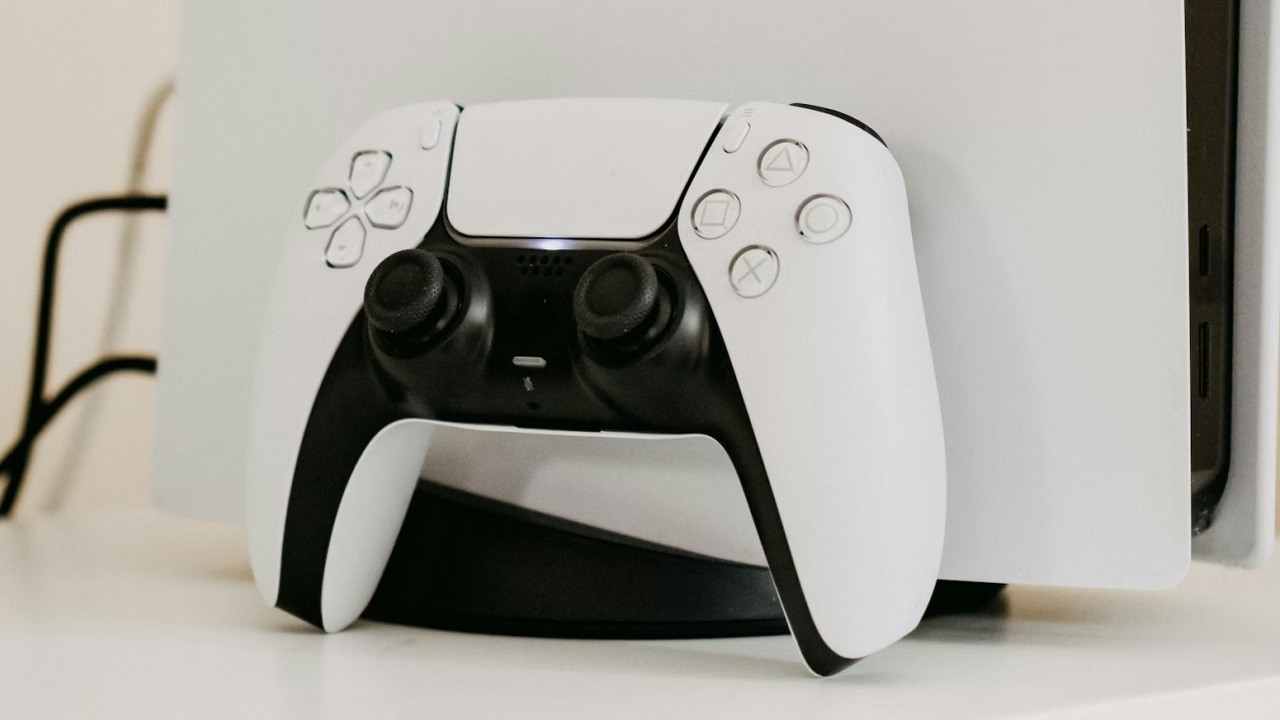 Sony opatentowało nietypowy kontroler, który może całkowicie zmienić to, jak gracze postrzegają sterowanie w grach, źródło grafiki: Nik; Unsplash.com; 2021.