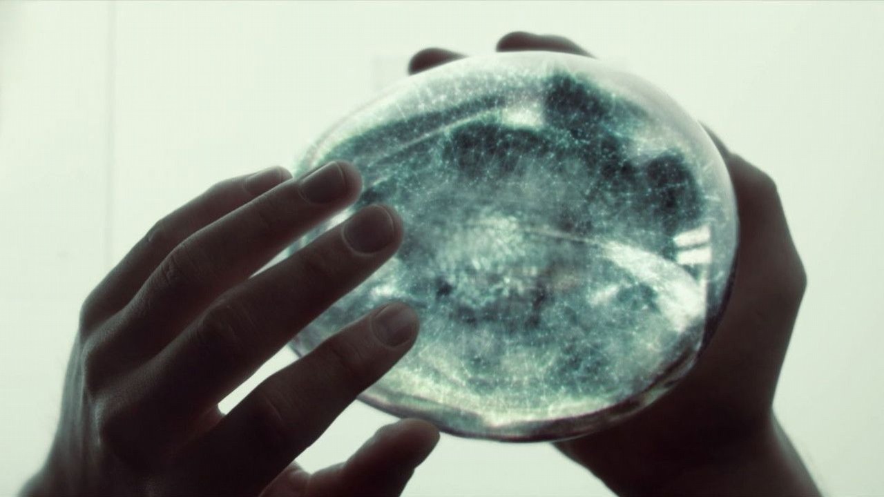 Dziś na HBO Max obejrzysz znakomity thriller sci-fi z 92% na Rotten Tomatoes. Potrzebował tylko jednego dnia, by trafić do top 10 w Polsce, źródło grafiki: Ex Machina, Alex Garland, Universal Pictures, 2015.