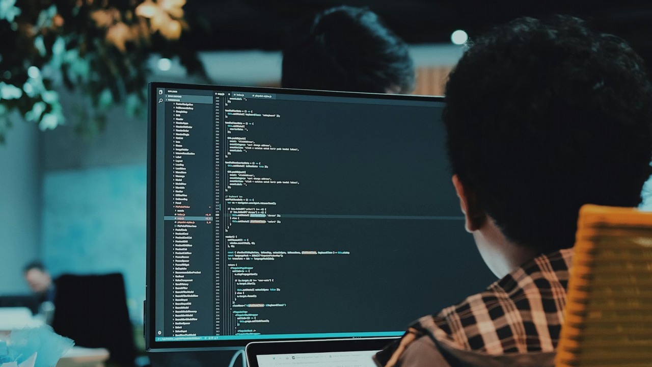 32-letni programista w Chinach zmarł prawdopodobnie z przepracowania. Podczas pobytu w szpitalu dodano go do grupowego czatu służbowego, źródło grafiki: Arif Riyanto; Unsplash.com; 2018.
