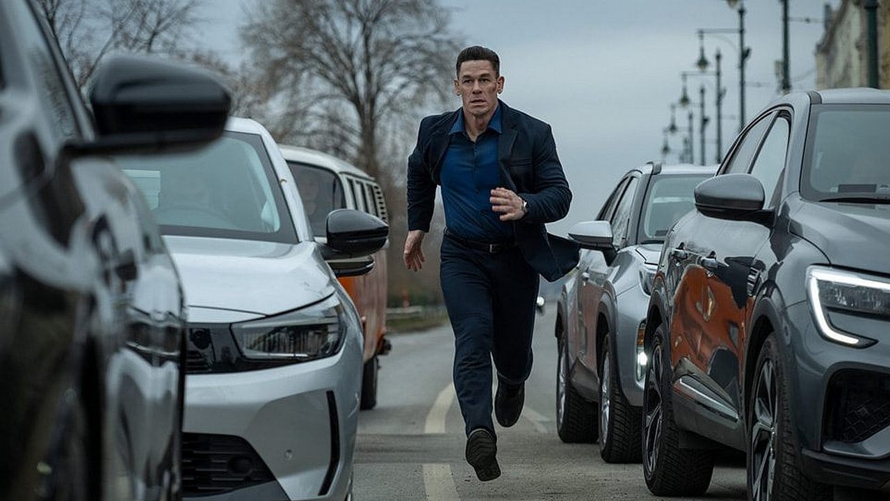 Kultowe auta wjadą na Apple TV. John Cena w roli agenta CIA w nowym, pełnym akcji przygodowym widowisku inspirowanym Matchbox, źródło grafiki: Matchbox The Movie, Sam Hargrave, Apple TV, 2026.