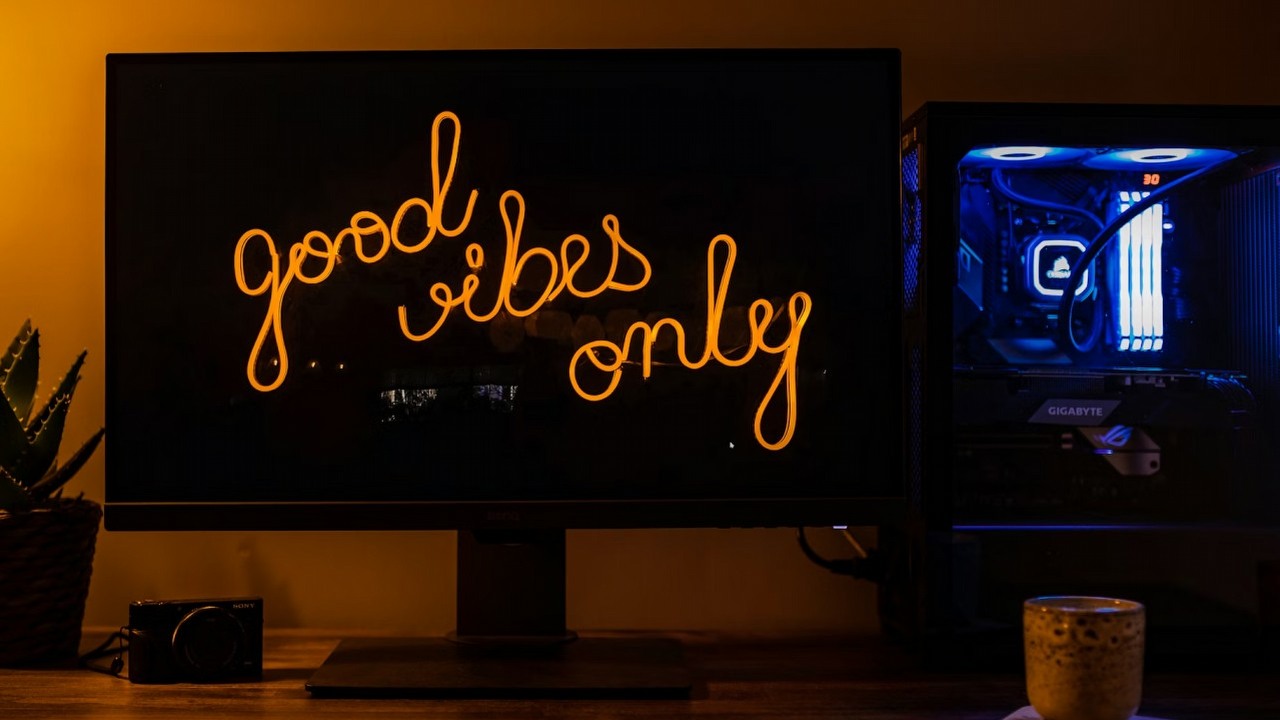 Windows 11 znowu nie oszczędza posiadaczy RTX-ów. NVIDIA zaleca odinstalowanie aktualizacji, żeby poprawić wydajność w grach, źródło grafiki: Andy Holmes; Unsplash.com; 2020.