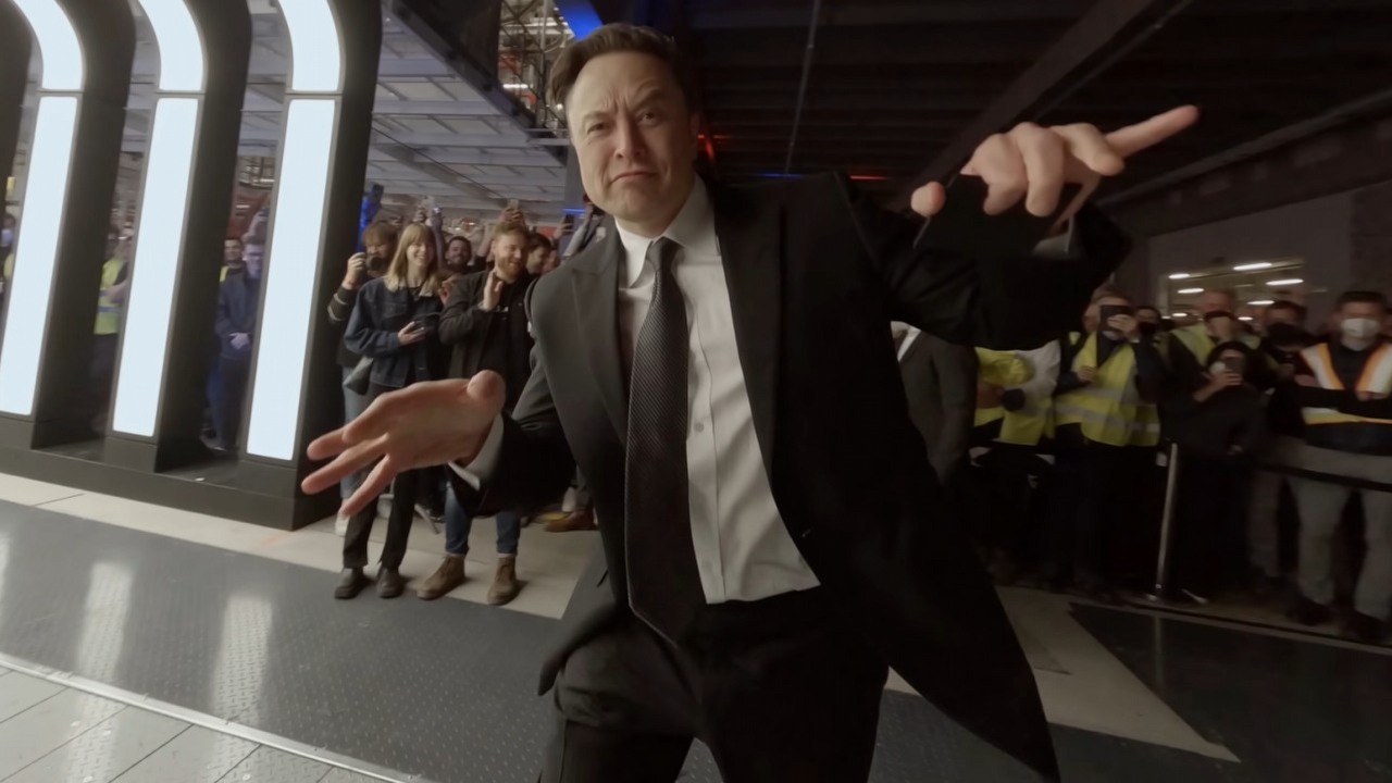 Od poniedziałku Elon Musk ma szacunkowo 84 miliardy dolarów więcej na koncie, źródło grafiki: YouTube: Skynamic; 2022.