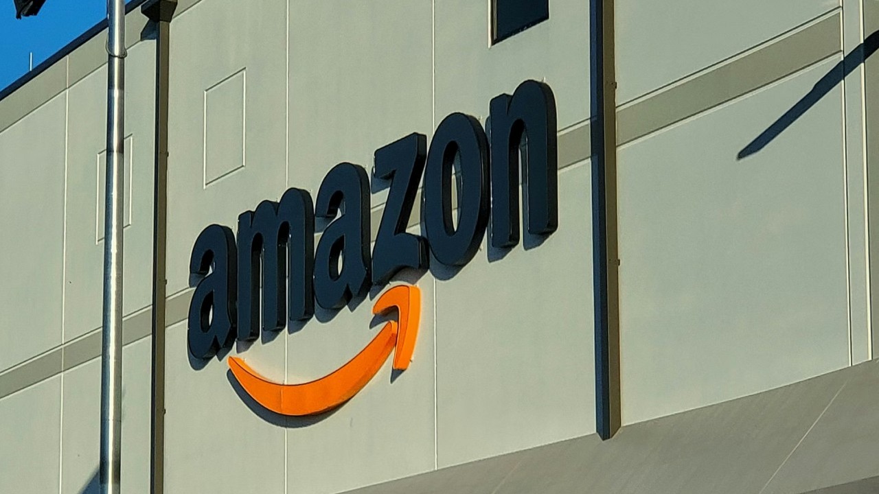 Amazon chce wydać fortunę na AI, ale inwestorzy mówią nie i akcje firmy spadły, źródło grafiki: Yender Gonzalez; Unsplash.com; 2020.