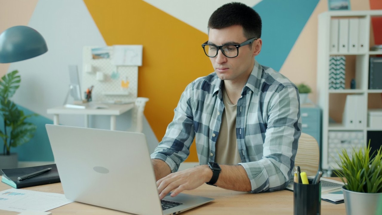 Pokolenie Z może stracić szansę na rozwój przez AI; szef Banku Kanady widzi także inne przyczyny, źródło grafiki: Vitaly Gariev; Unsplash.com; 2025.